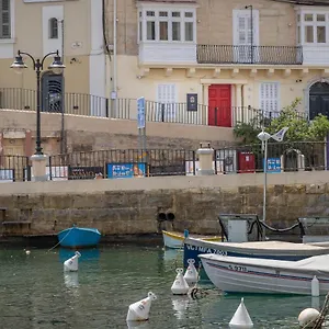 https://the-rose-hostel.hotelssaintjulians.com
